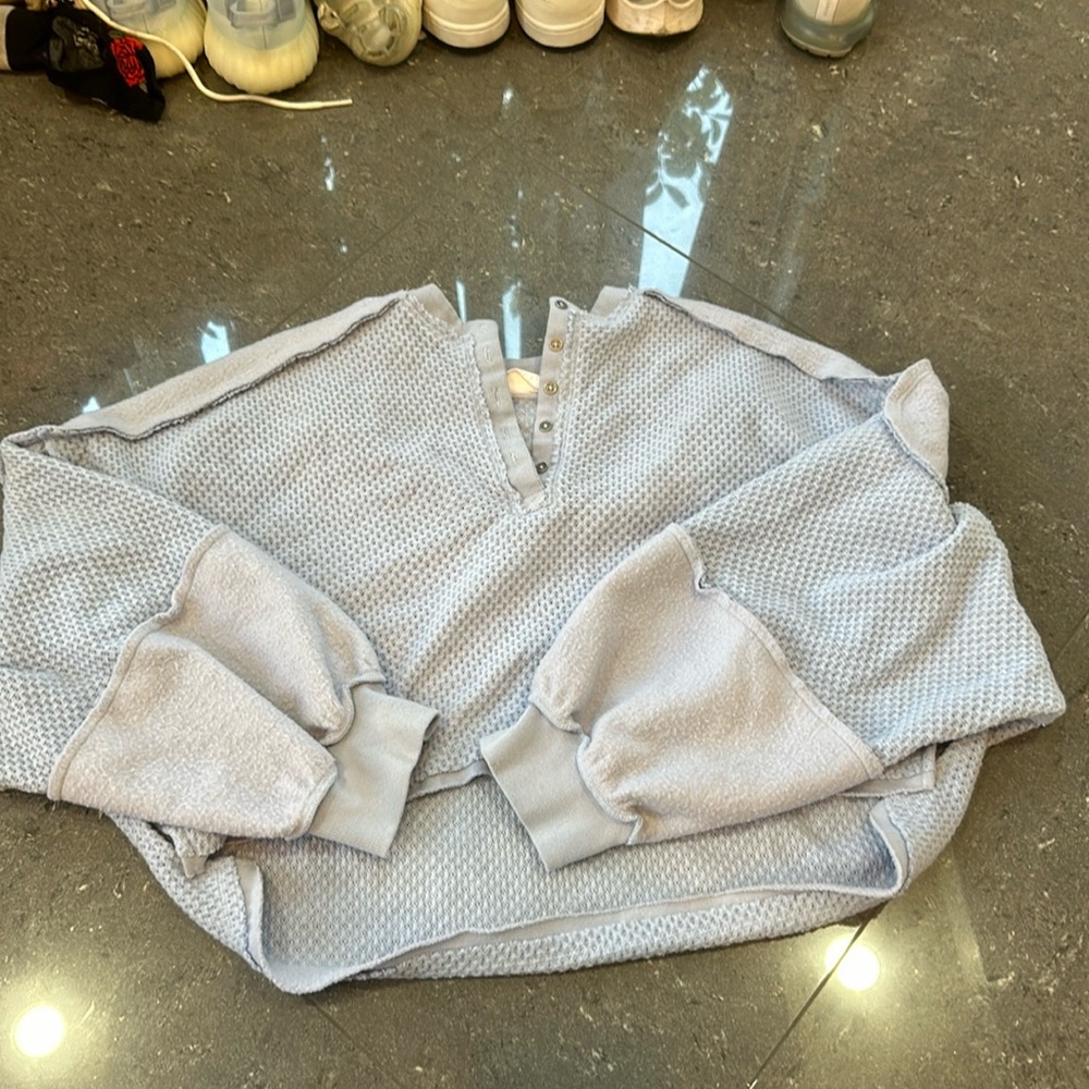 Blue cropped sweater with buttons